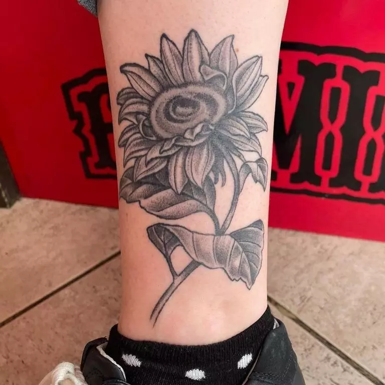 Black-Ankle-Aster-Flower-Tattoo-768x768