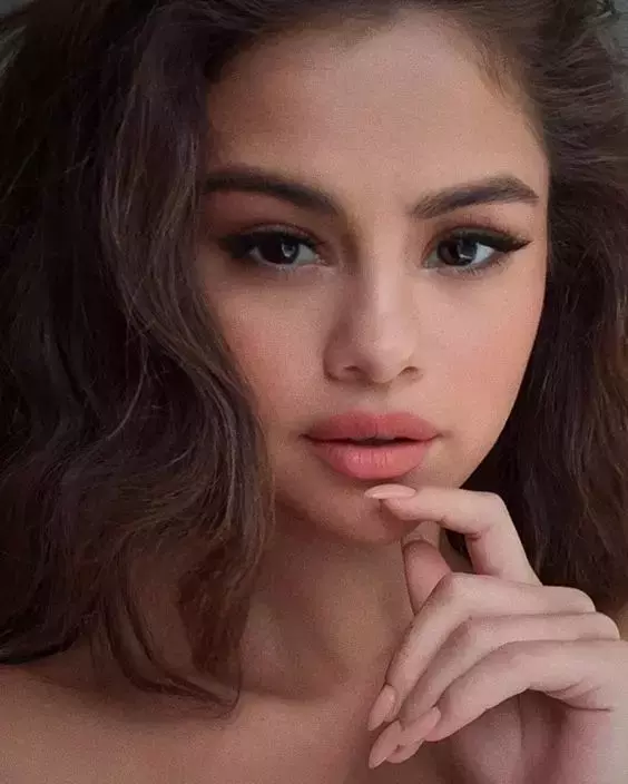 Selena-face