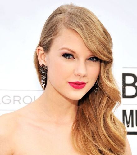 Parted_hairstyle_taylor_swift