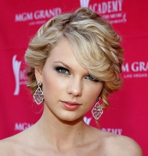 Curly_hairstyle_taylor_swift