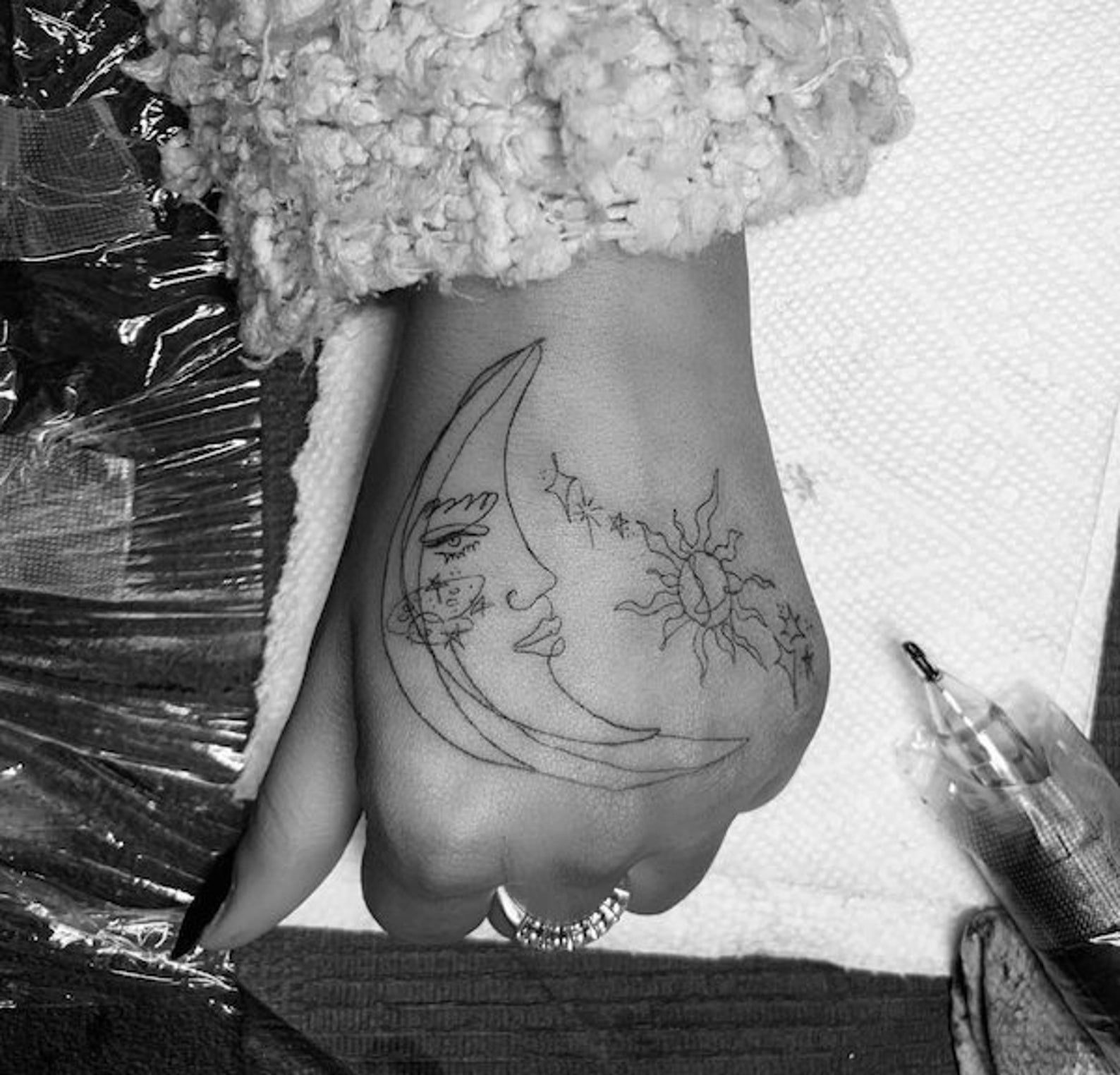 crescent-moon-tattoo-ariana
