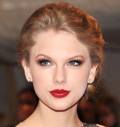 SmoothUpdo_hairstyle_taylor_swift