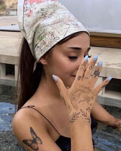 Ariana-grande-leaf-tattoo