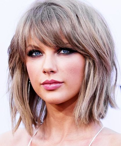 Taylor Swift returns to signature noughties hairstyle for AMAs