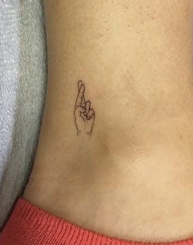 crossed-fingers-tattoo