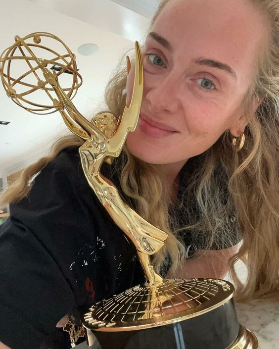Adele-no-makeup-with-trophy