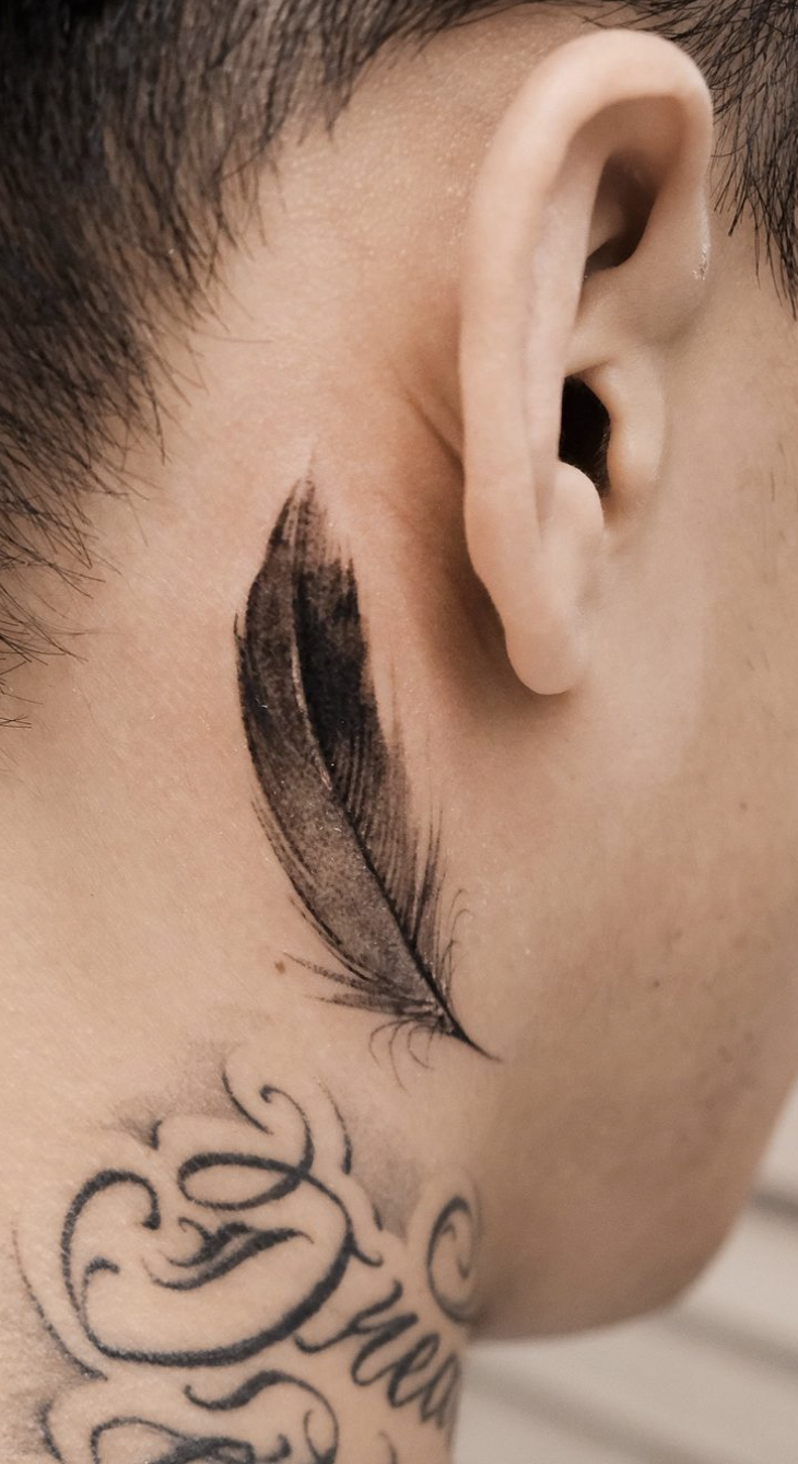 feather-tattoo-on-neck