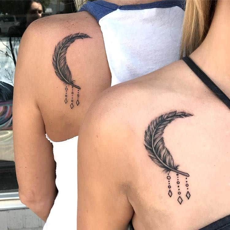 feather-mother-daughter-matching-tattoos