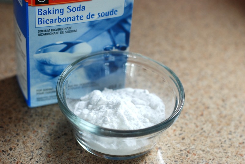 https://pixabay.com/en/baking-soda-box-white-powder-768950/