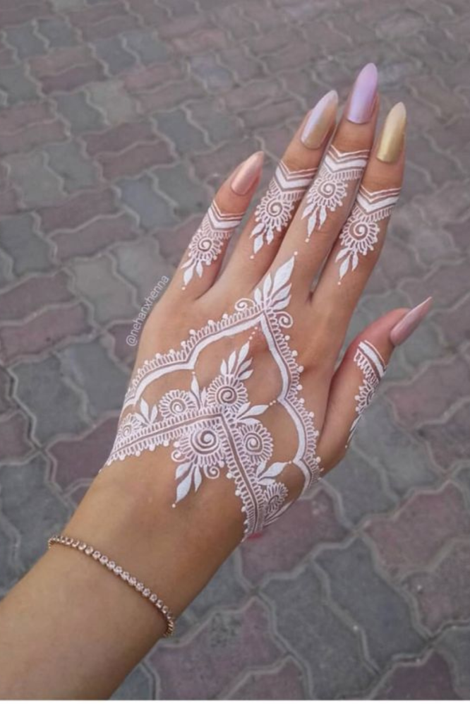 White henna tattoo