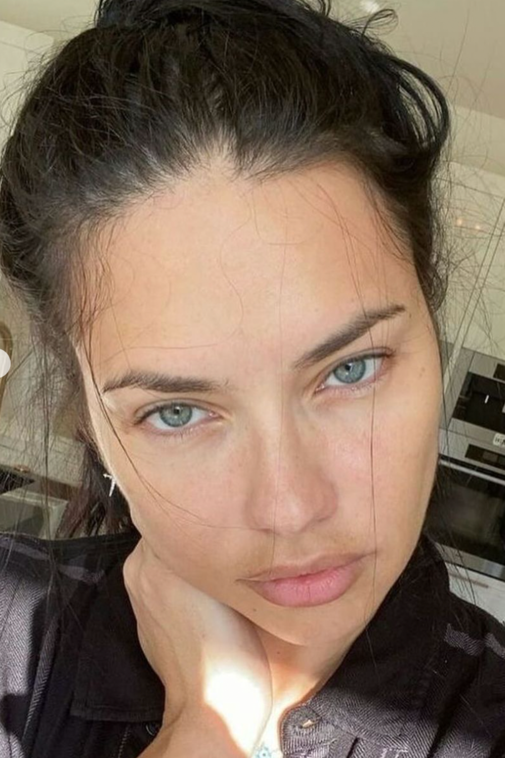 Adriana-lima-no-makeup-selfie