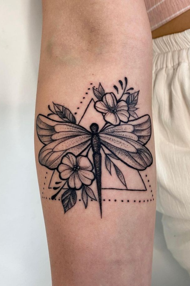 Dragonfly-Tattoo-Meaning-and-Symbolism-7