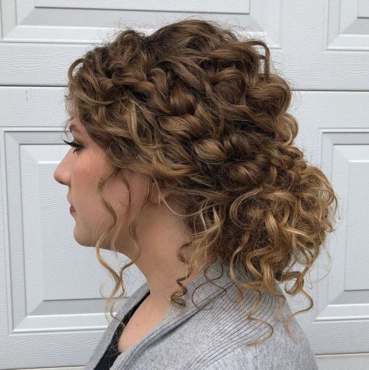60 Styles and Cuts for Naturally Curly Hair in 2025
