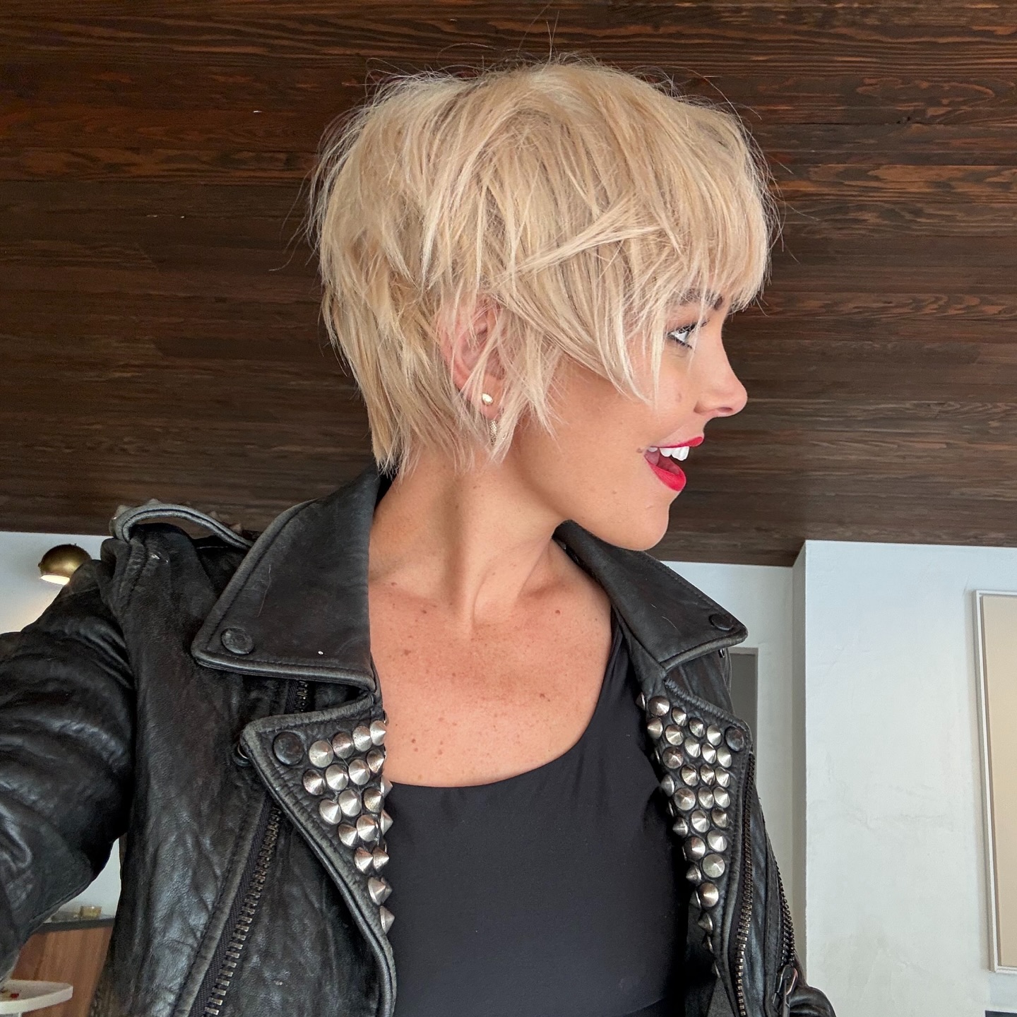 blonde-messy-pixie