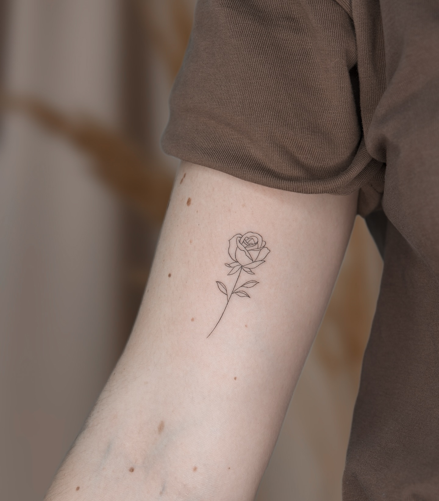 rose-fine-line-tattoo