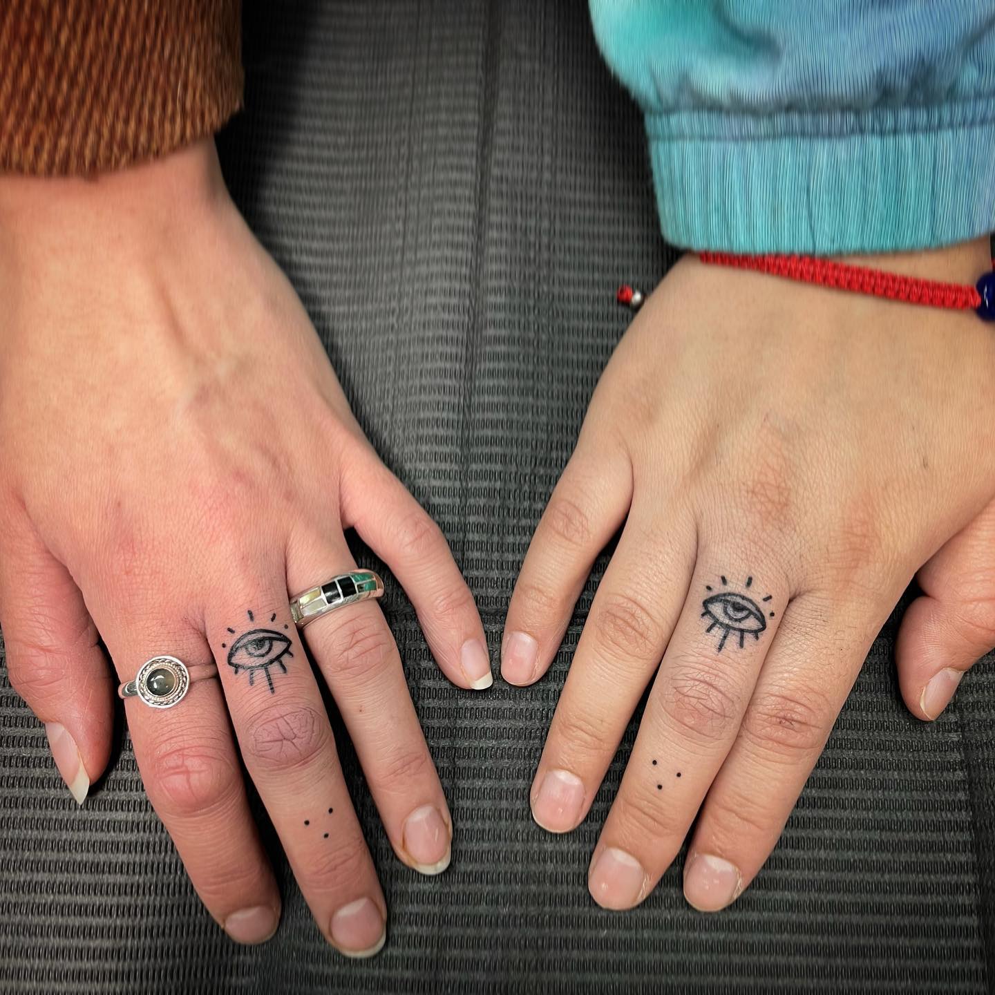 eye-tattoo-on-fingers