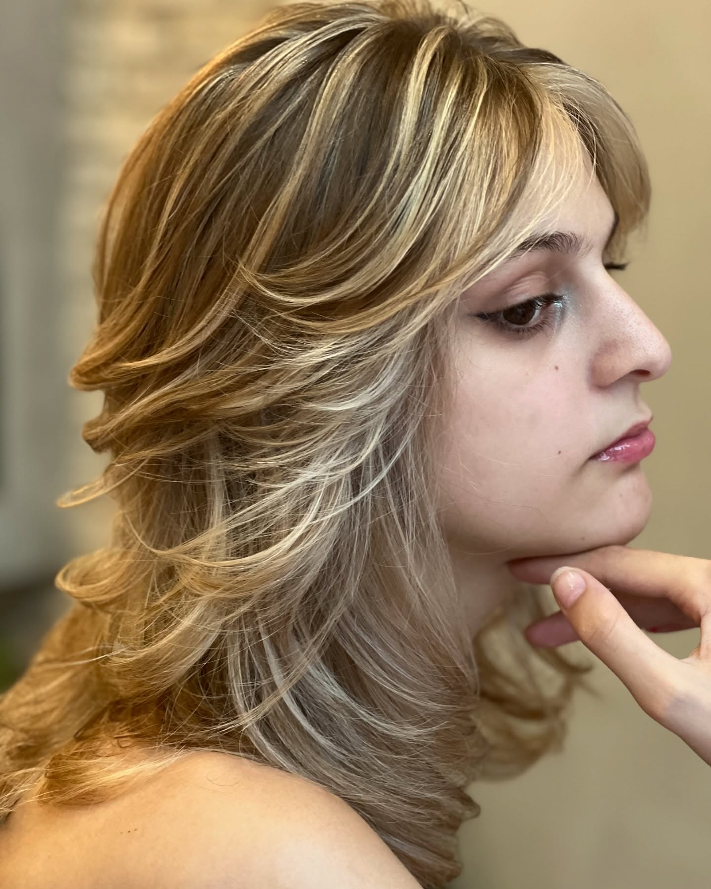 blonde-butterfly-haircut-medium-hair