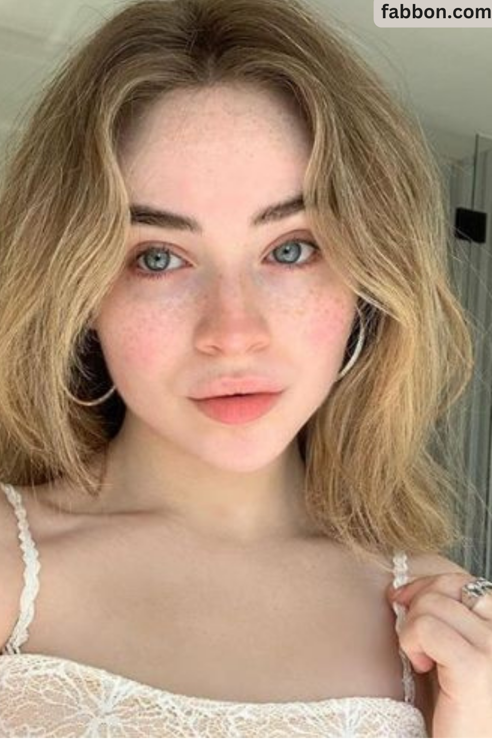 sabrina-carpenter-no-makeup-selfie