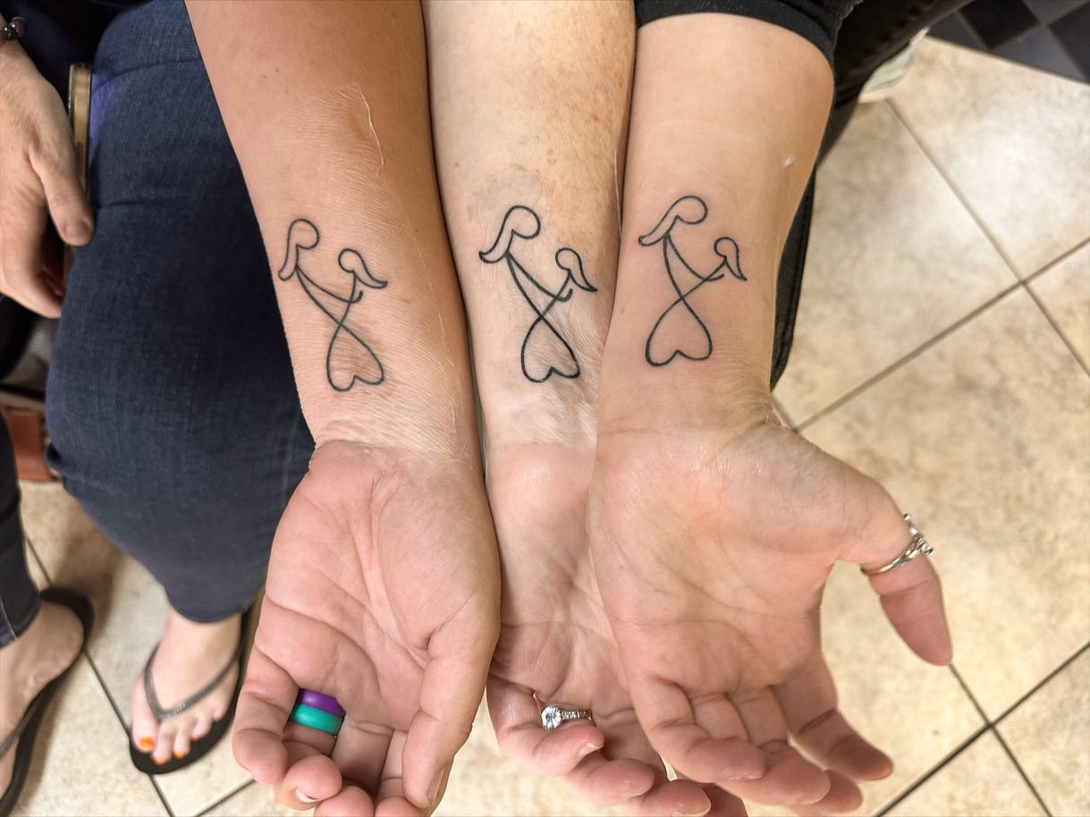 matching-mother-daughter-fine-line-tattoo