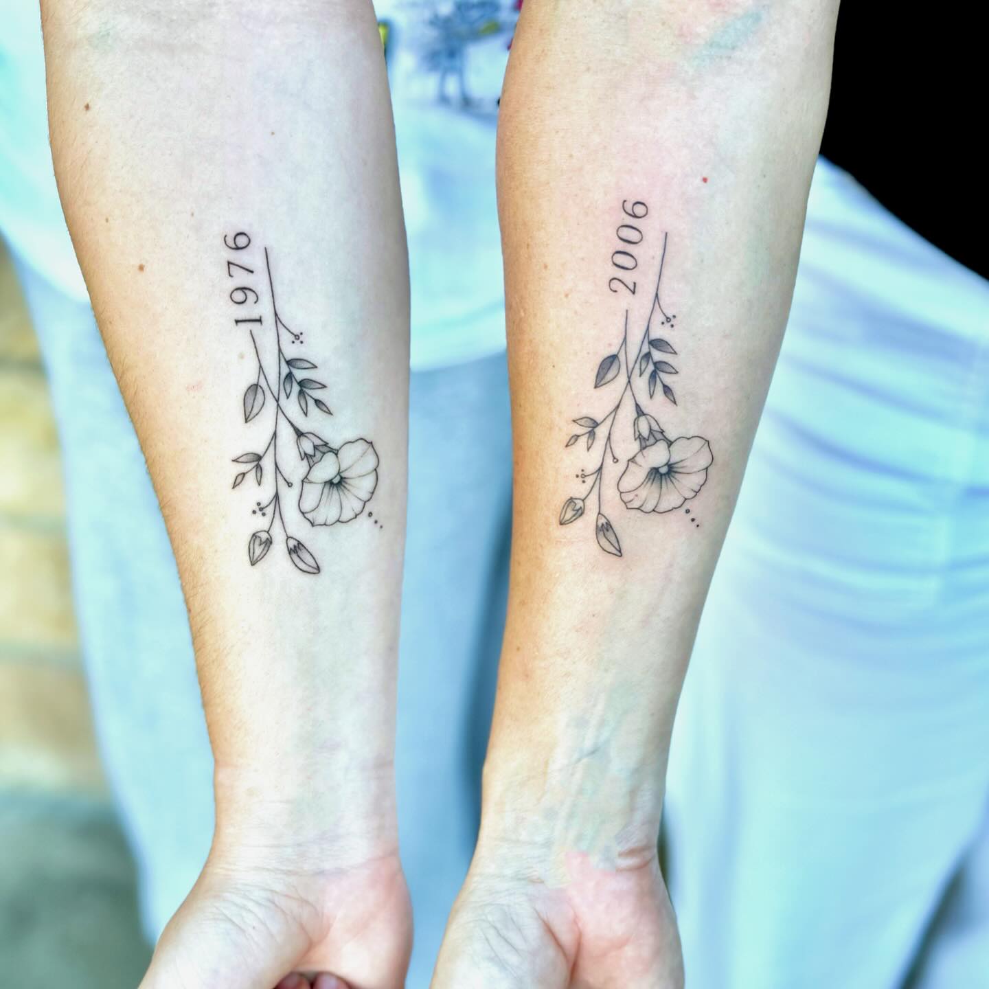 matching-floral-tattoo-with-birth-year-for-mother-daughter