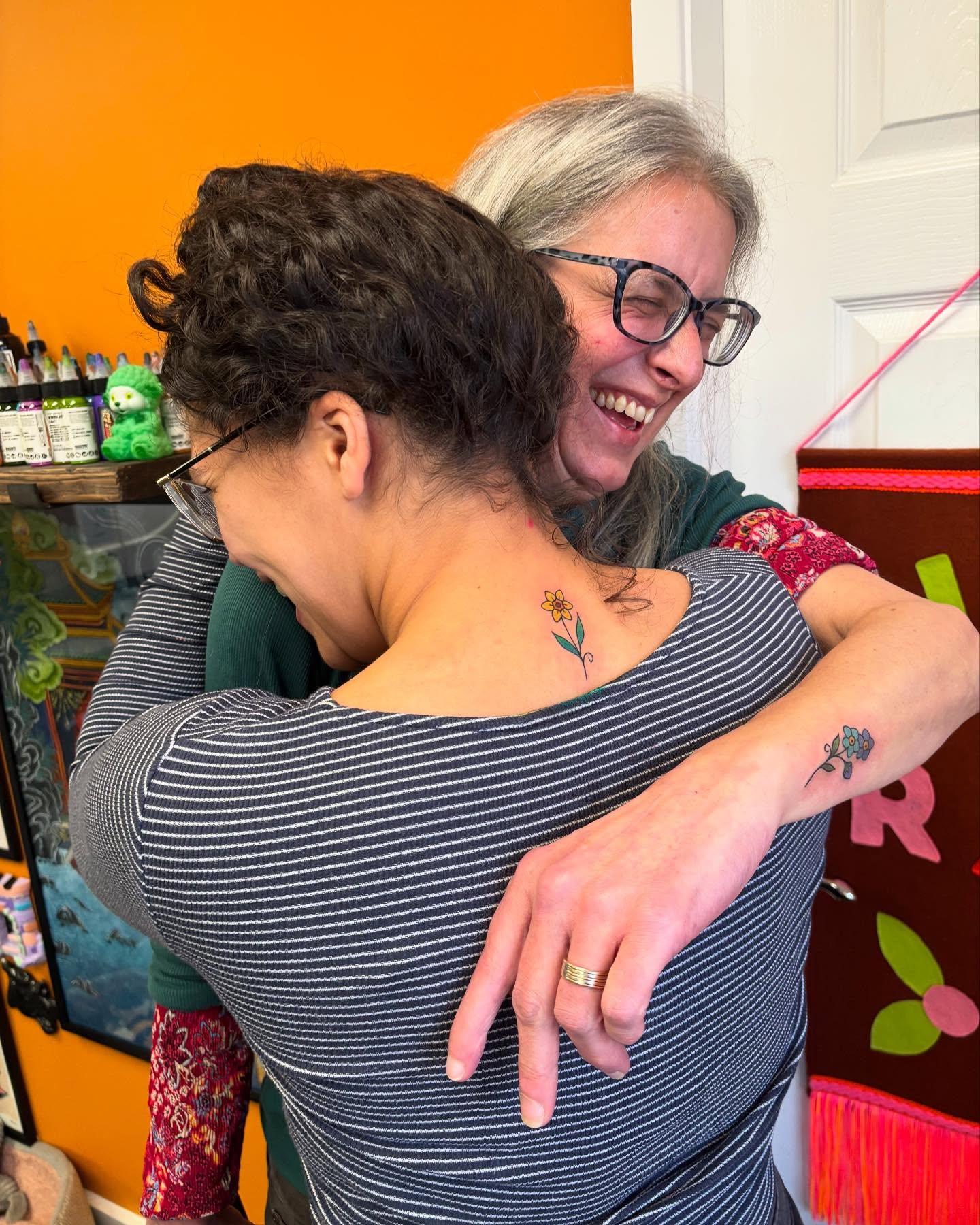 matching-small-flower-tattoo-mother-daughter