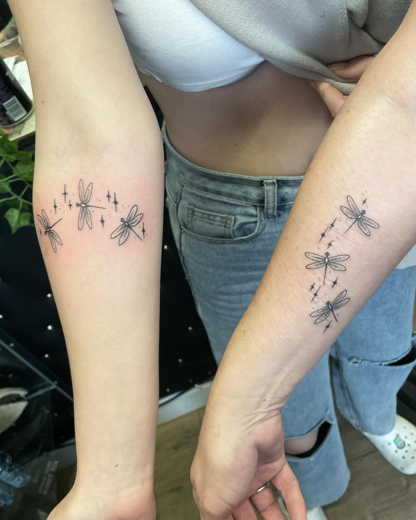 multiple-dragonflies-matching-tattoo-mother-daughter