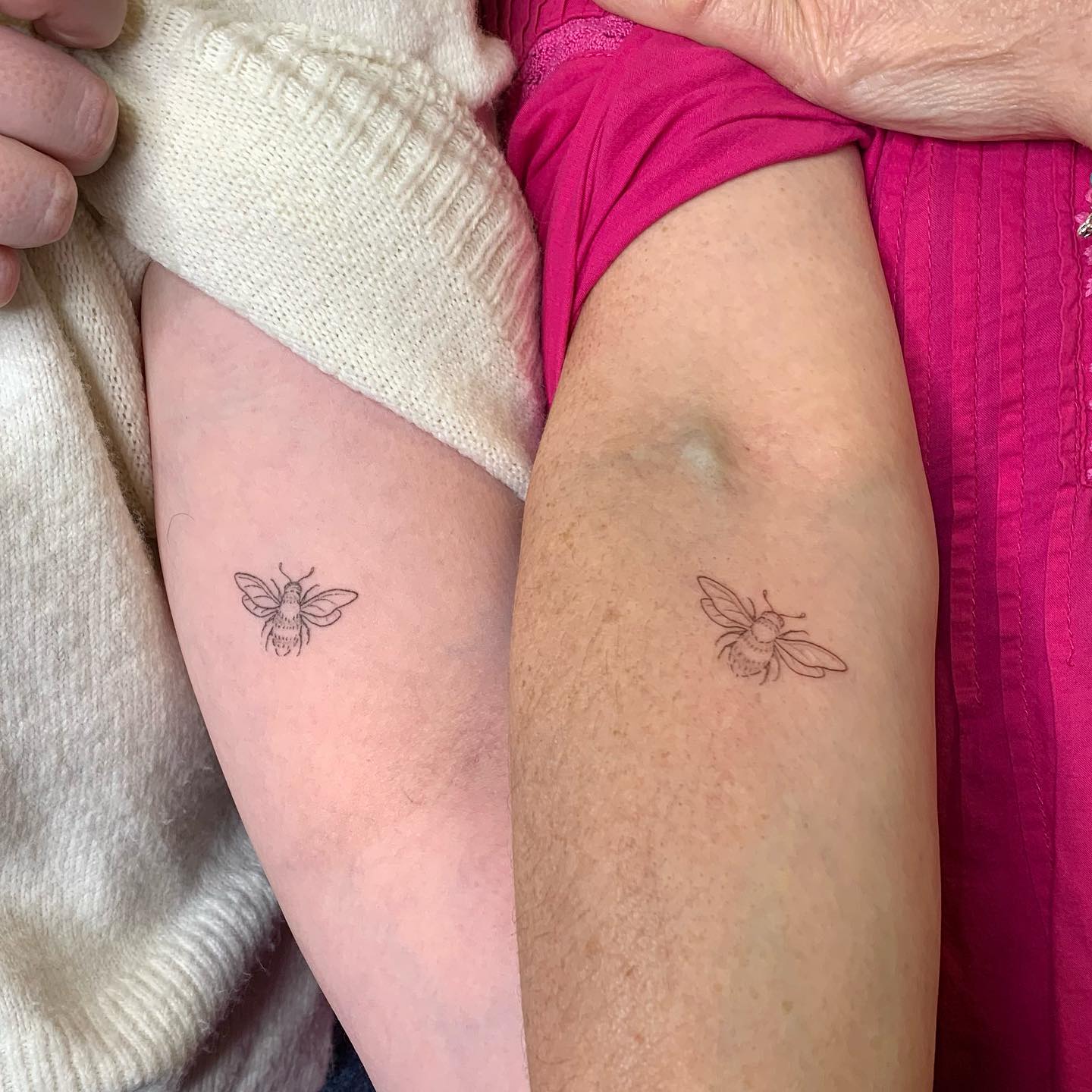 bee-tattoo-mother-daughter