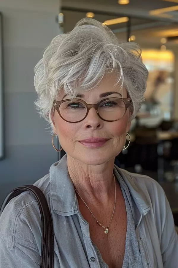 Frisuren Frauen 70+ mit Brille