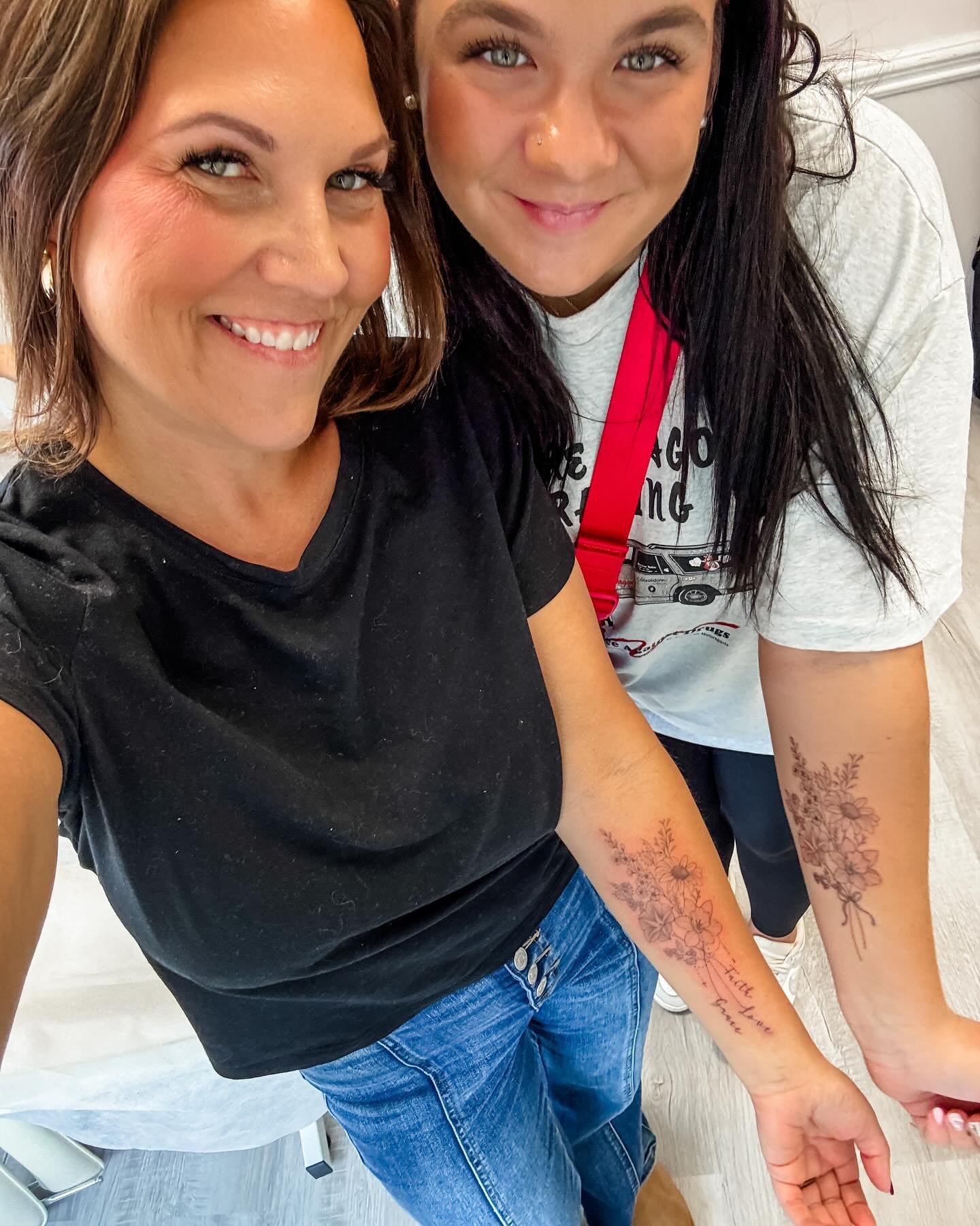 flowers-on-forearm-matching-tattoo-for-mother-daughter