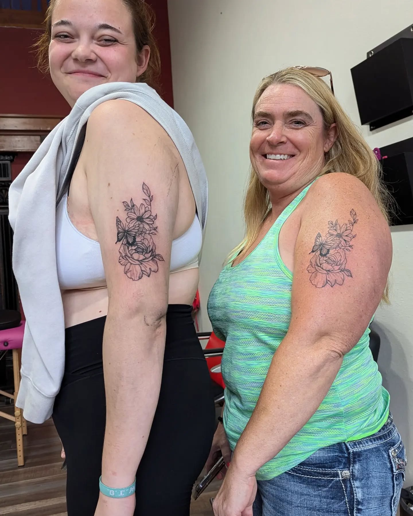 floral-matching-tattoo-mom-daughter
