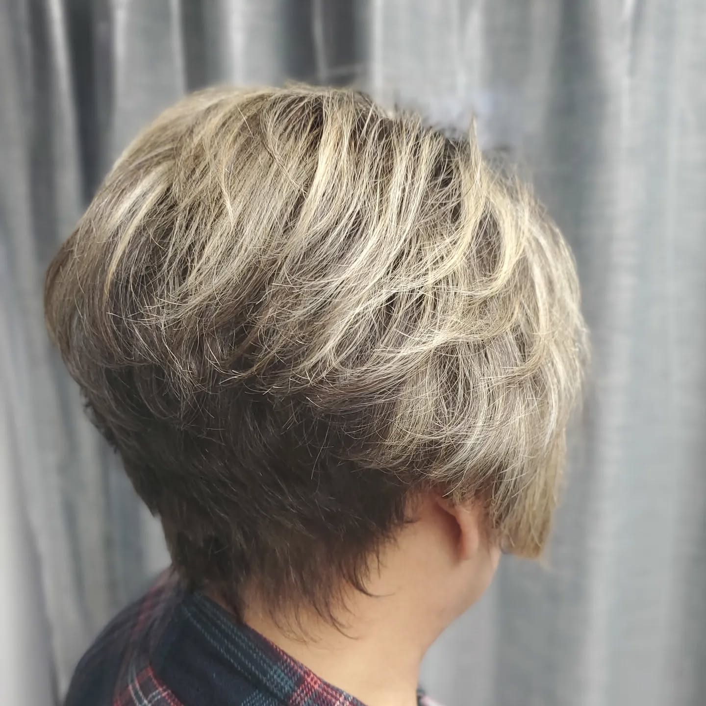 stacked-bob-with-blonde-layers