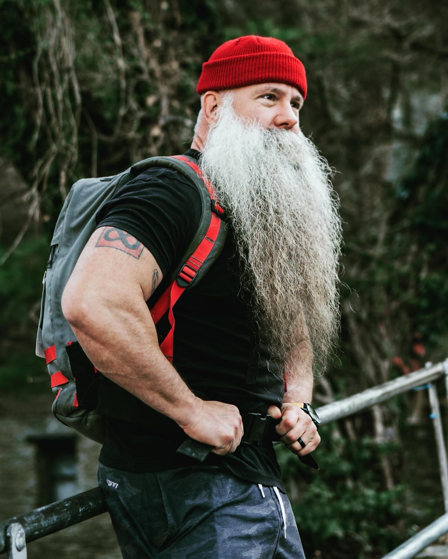 natural-long-beard-with-very-short-gray-hair