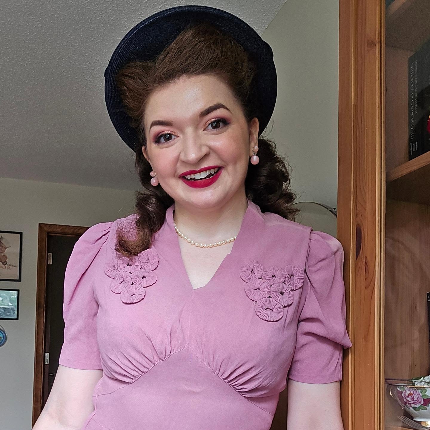 medium-curls-with-hat