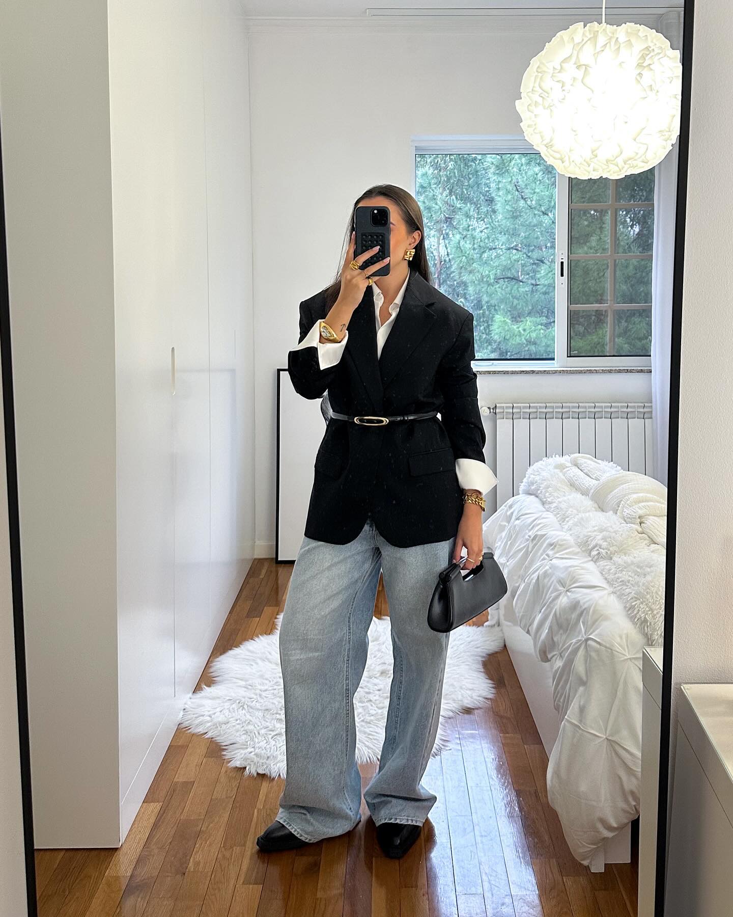 black-jacket-with-denim-trousers-and-handbag
