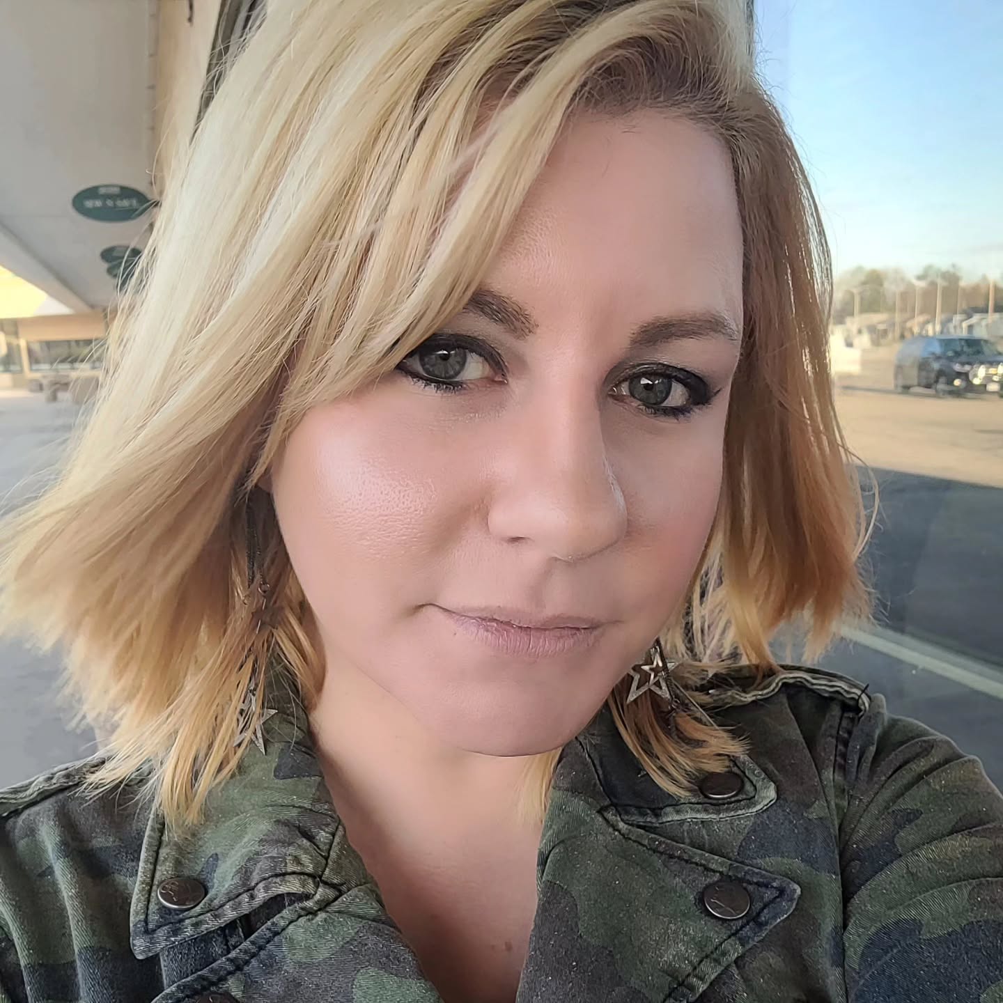 side-parted-blonde-haircut-for-chubby-face