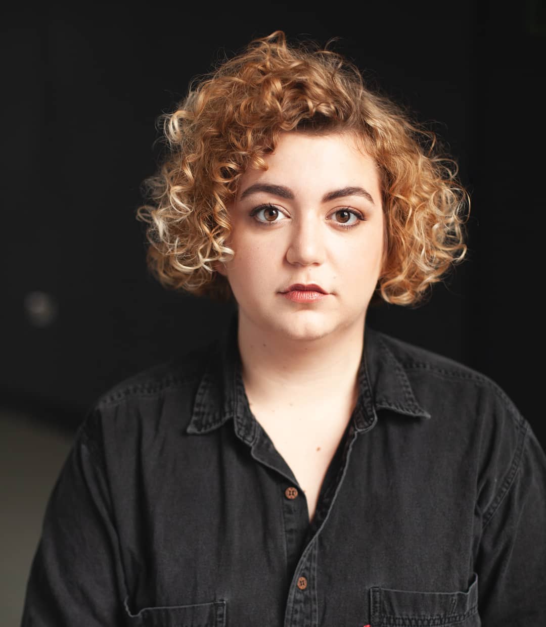 curly-hair-side-parted-hair-for-chubby-face