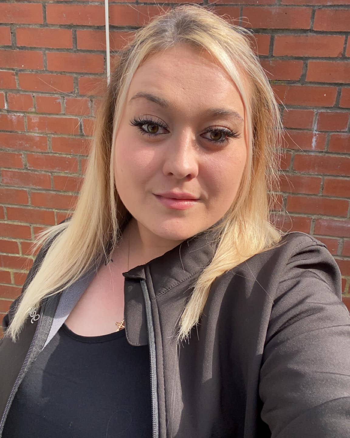 chubby-face-medium-blonde-hair