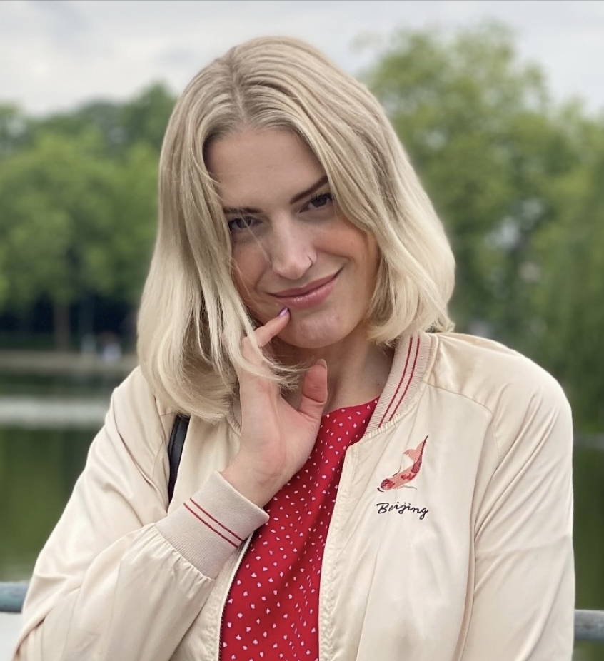 middle-parted-short-blonde-hair