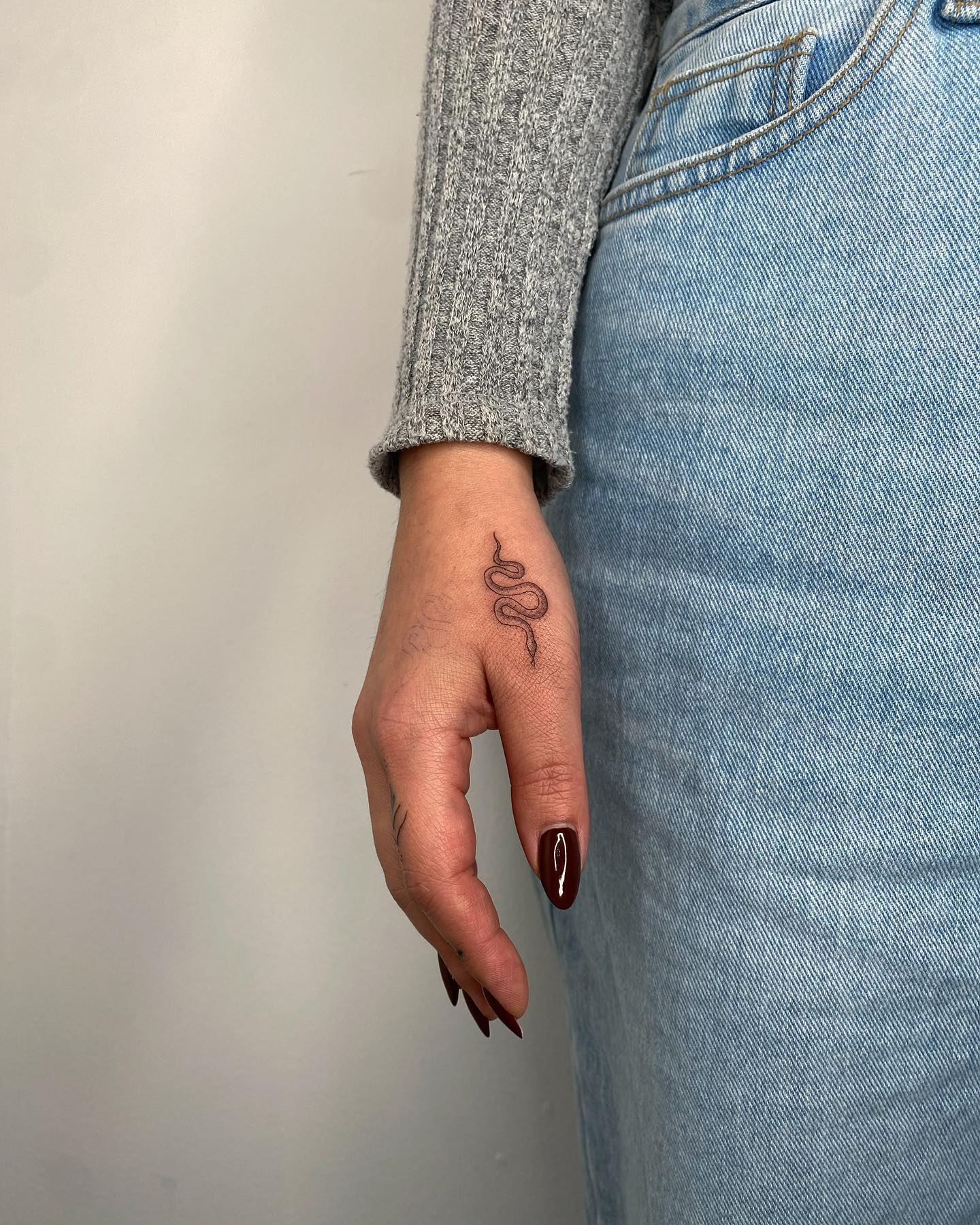 snake-tattoo-on-thumb
