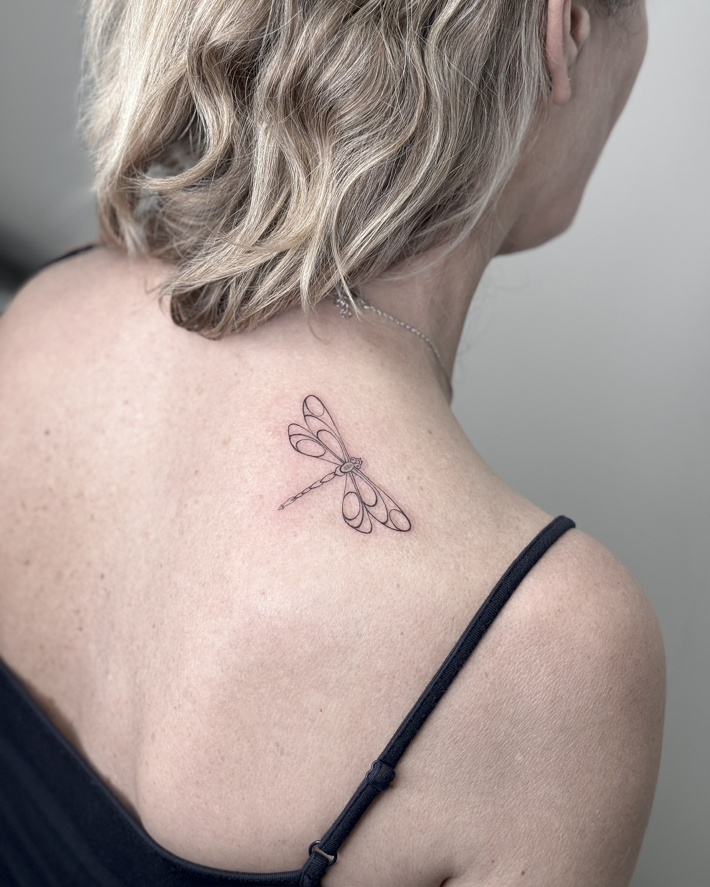 small-dragonfly-on-back
