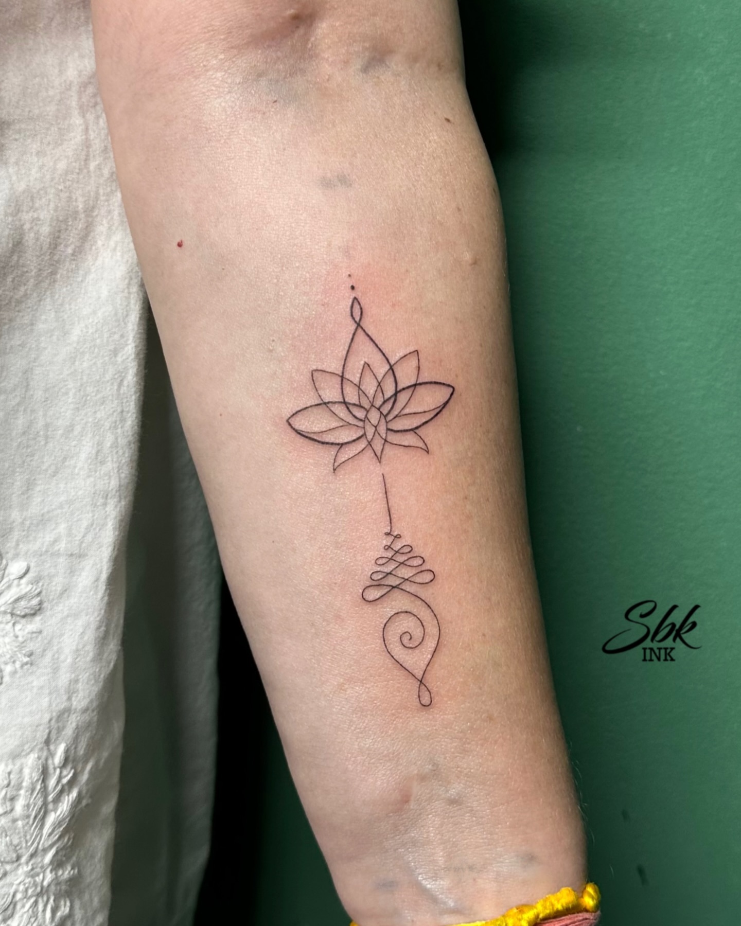fine-lineunalome-tattoo-with-lotus