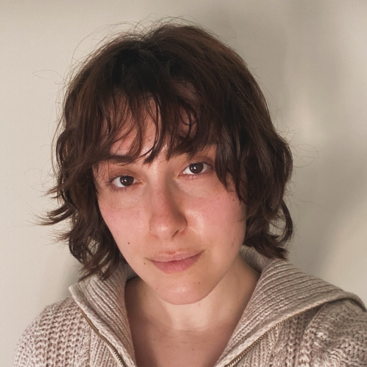 Wavy-messy-hair-with-bangs