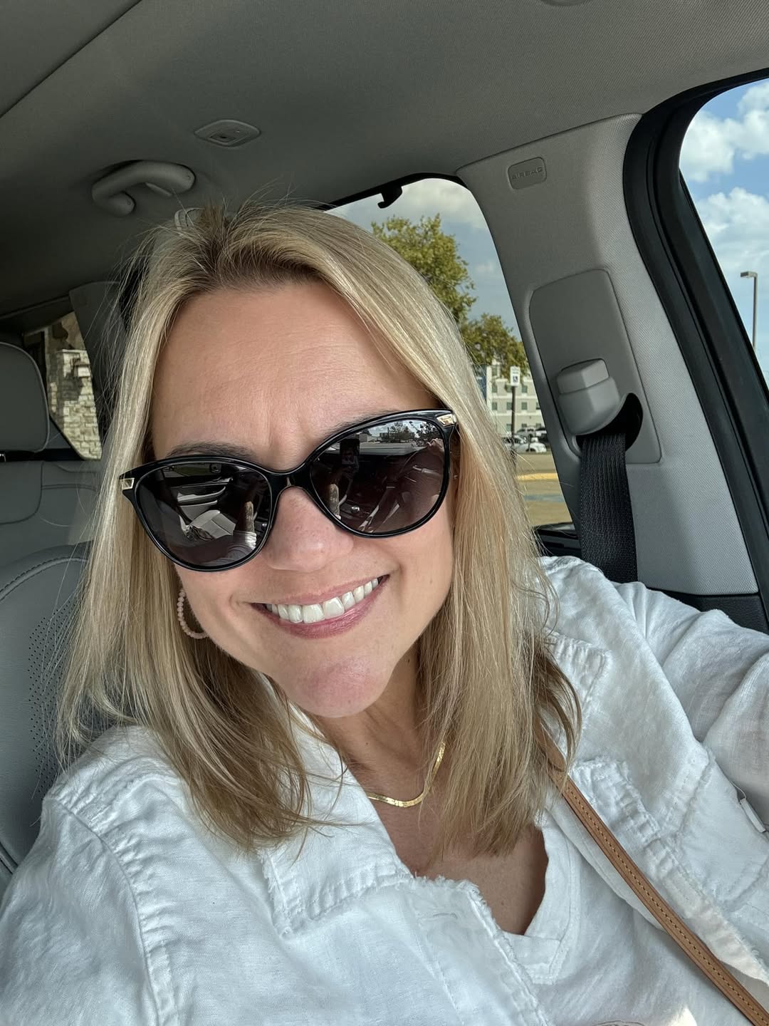 haircuts-over-60-with-fine-hair-and-glasses