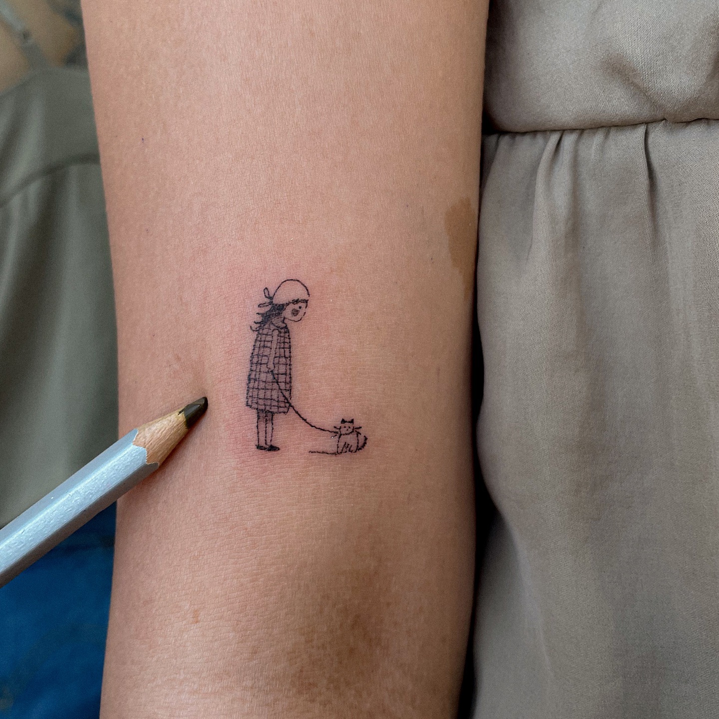 girl-with-cat-tattoo
