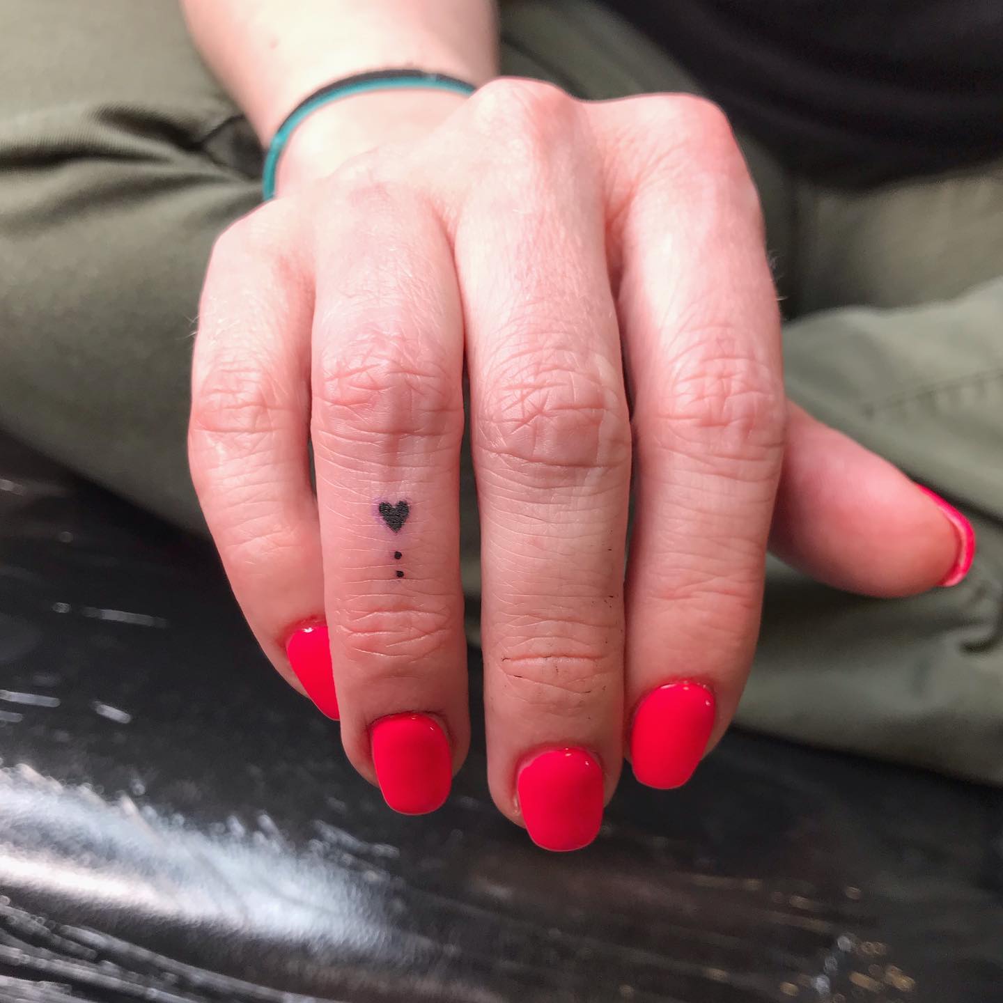 heart-and-2Dots-on-fingers