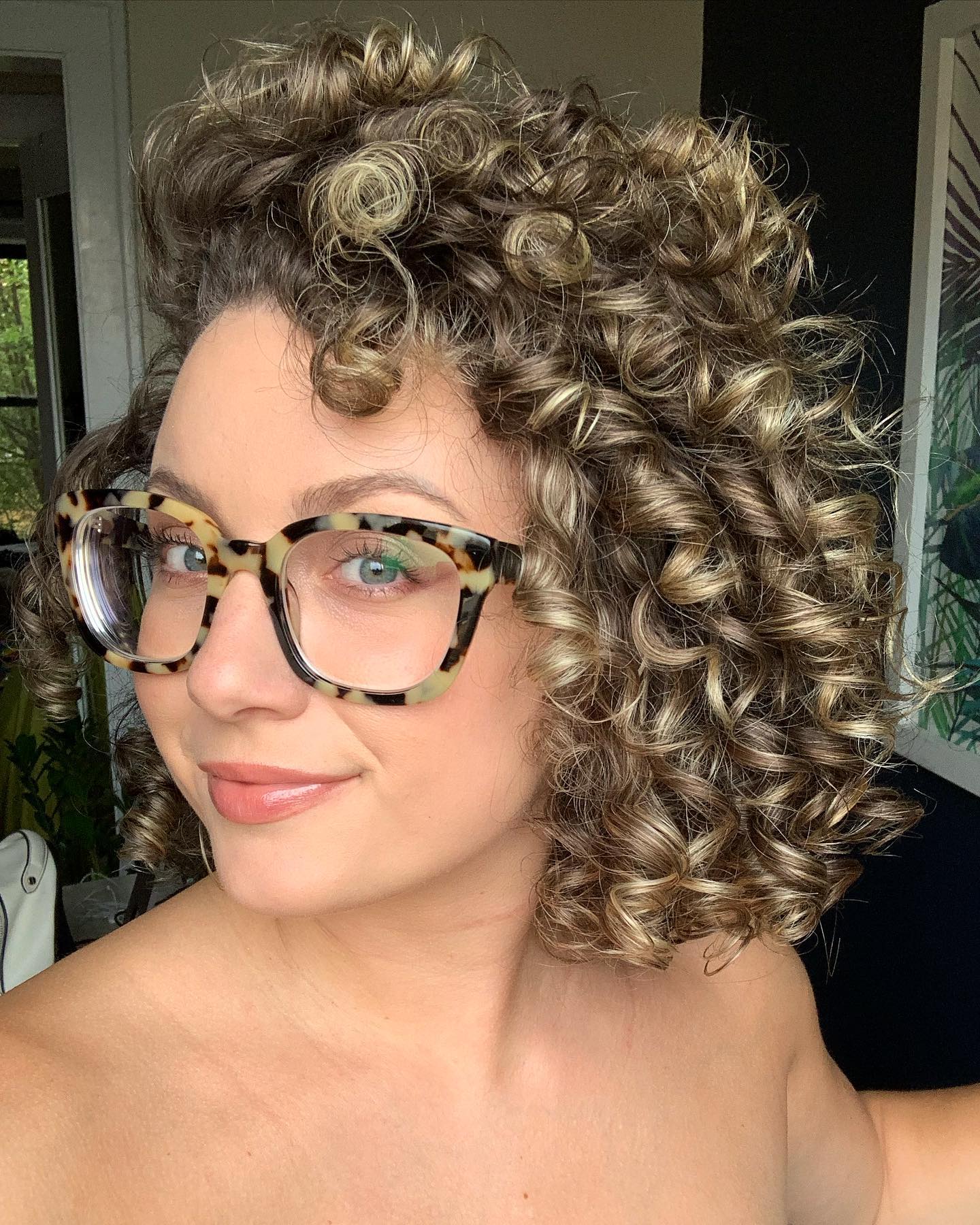 thick-natural-curls-with-glasses