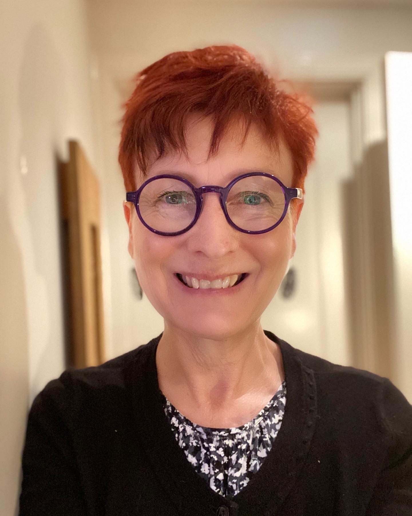 auburn-pixie-with-round-glasses
