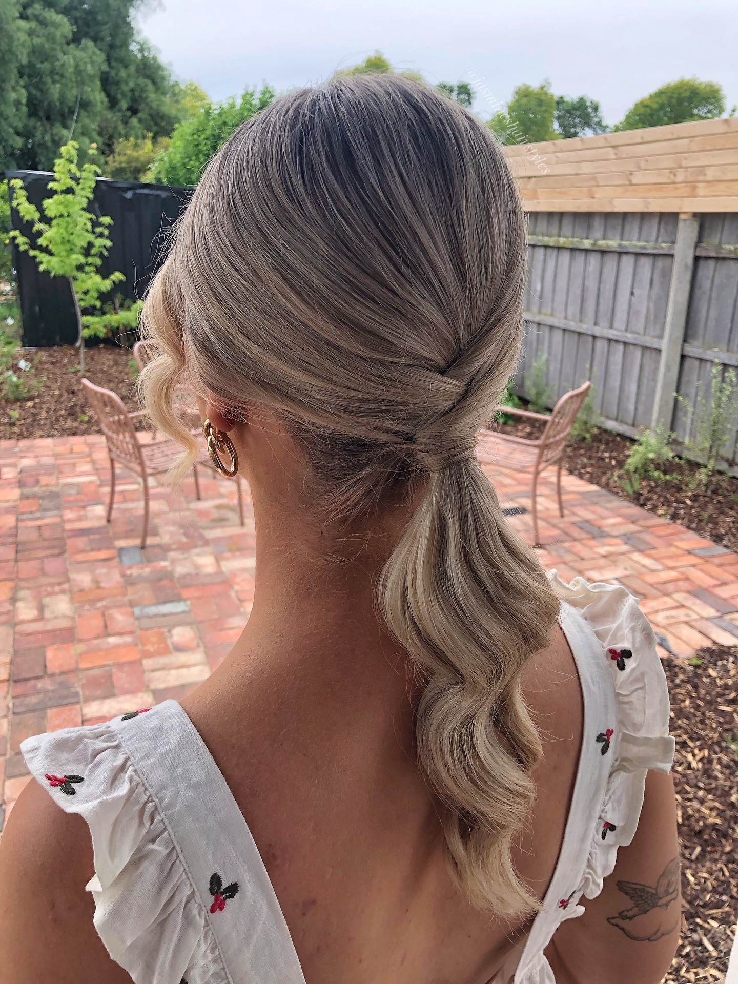 low-ponytail