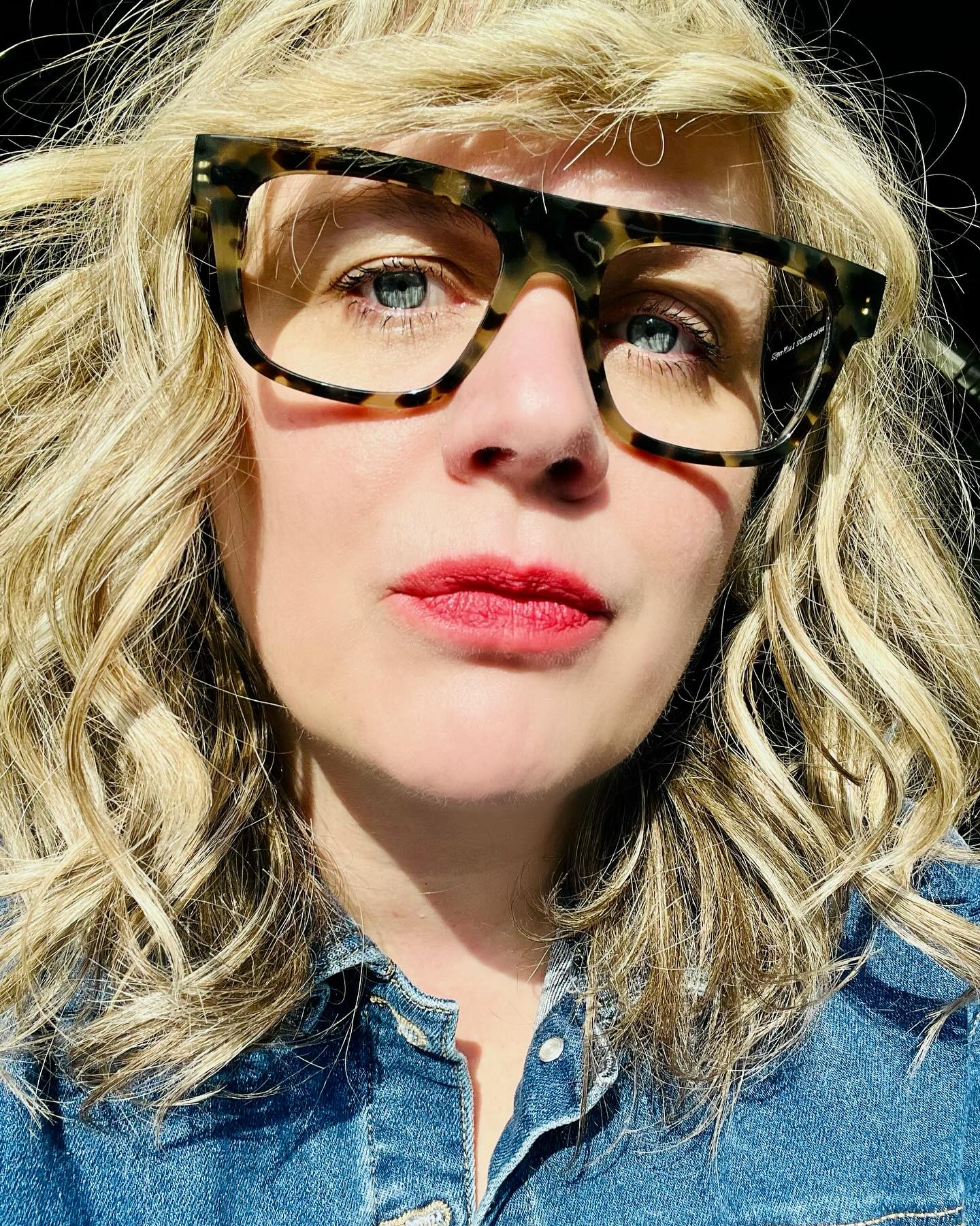 blonde-wavy-lob-with-brown-glasses