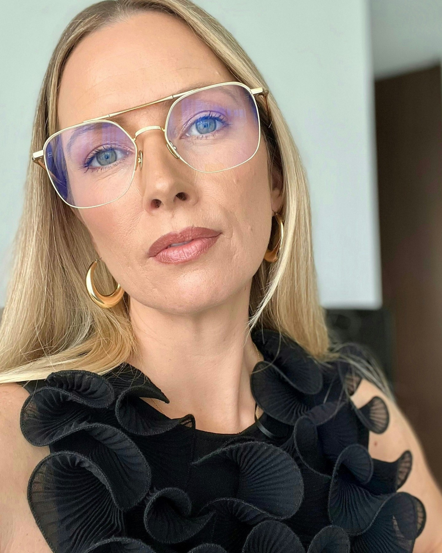 blonde-straight-hair-with-round-glasses